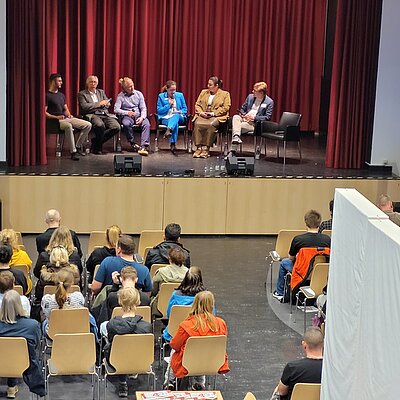 Lebhafte Podiumsdiskussion und Markt der Möglichkeiten-1