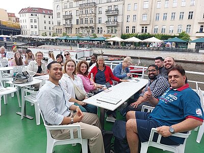 Schippern über die Spree beim Betriebsausflug-1