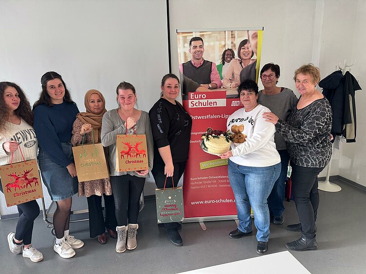 Gruppenbild von Schülern, Lehrkräften und Mitarbeitenden