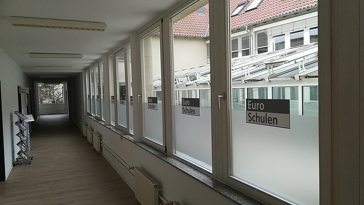 Langer Flur mit Fensterfront der Euro-Schulen Leipzig.