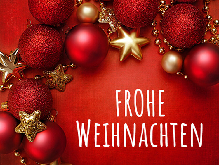 Rote Weihnachtskugeln und goldene Stern-Ornamente auf rotem Hintergrund mit der Aufschrift Frohe Weihnachten.