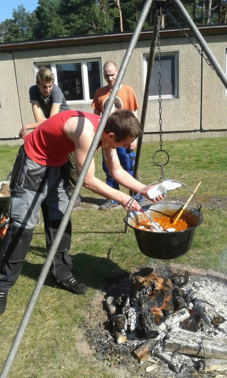 Osterfeuer 2017 – Selbstgebackenes Brot und heiße Hexensuppe