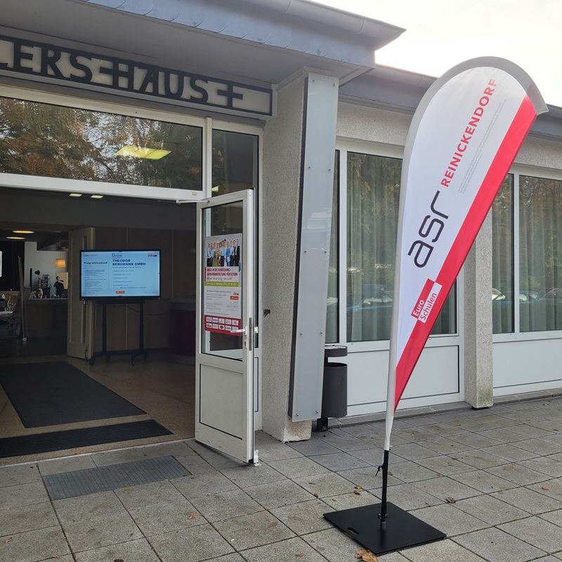 Lebhafte Podiumsdiskussion und Markt der Möglichkeiten-2