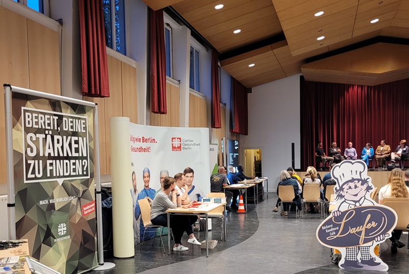 Lebhafte Podiumsdiskussion und Markt der Möglichkeiten-5