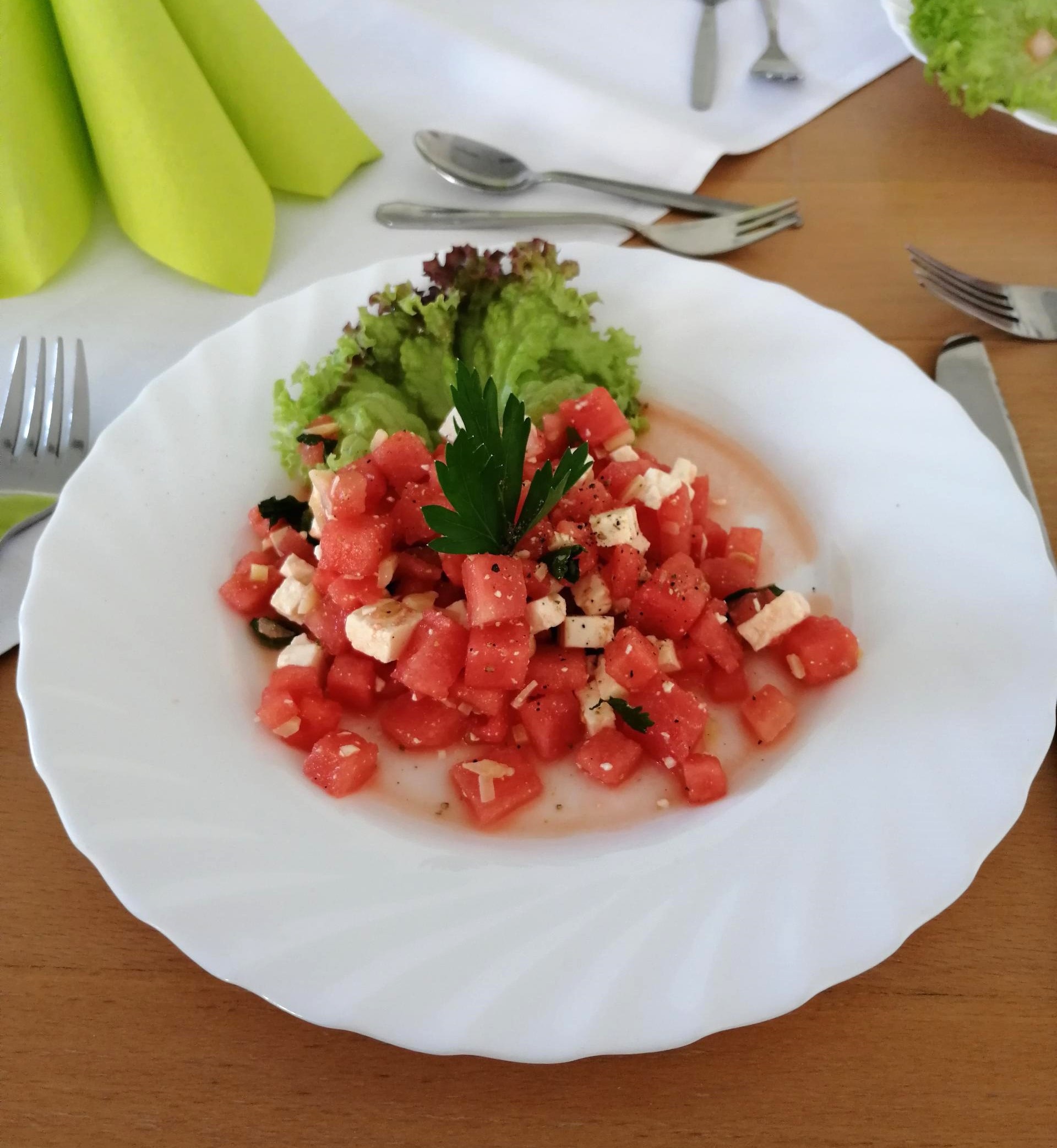 Auf einem Teller befindet sich ein kleiner Haufen von Bruschetta mit Fetakäse.