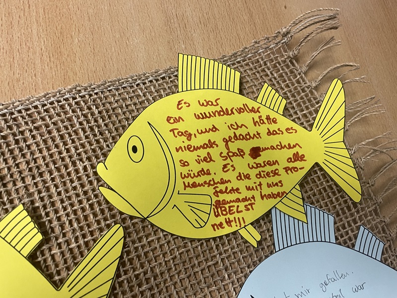 Selbst gebastelter Fisch aus Papier mit Dankesgrüßen von Schülern.