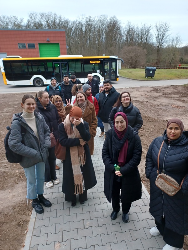 Teilnehmende posieren draußen für ein Gruppenfoto.