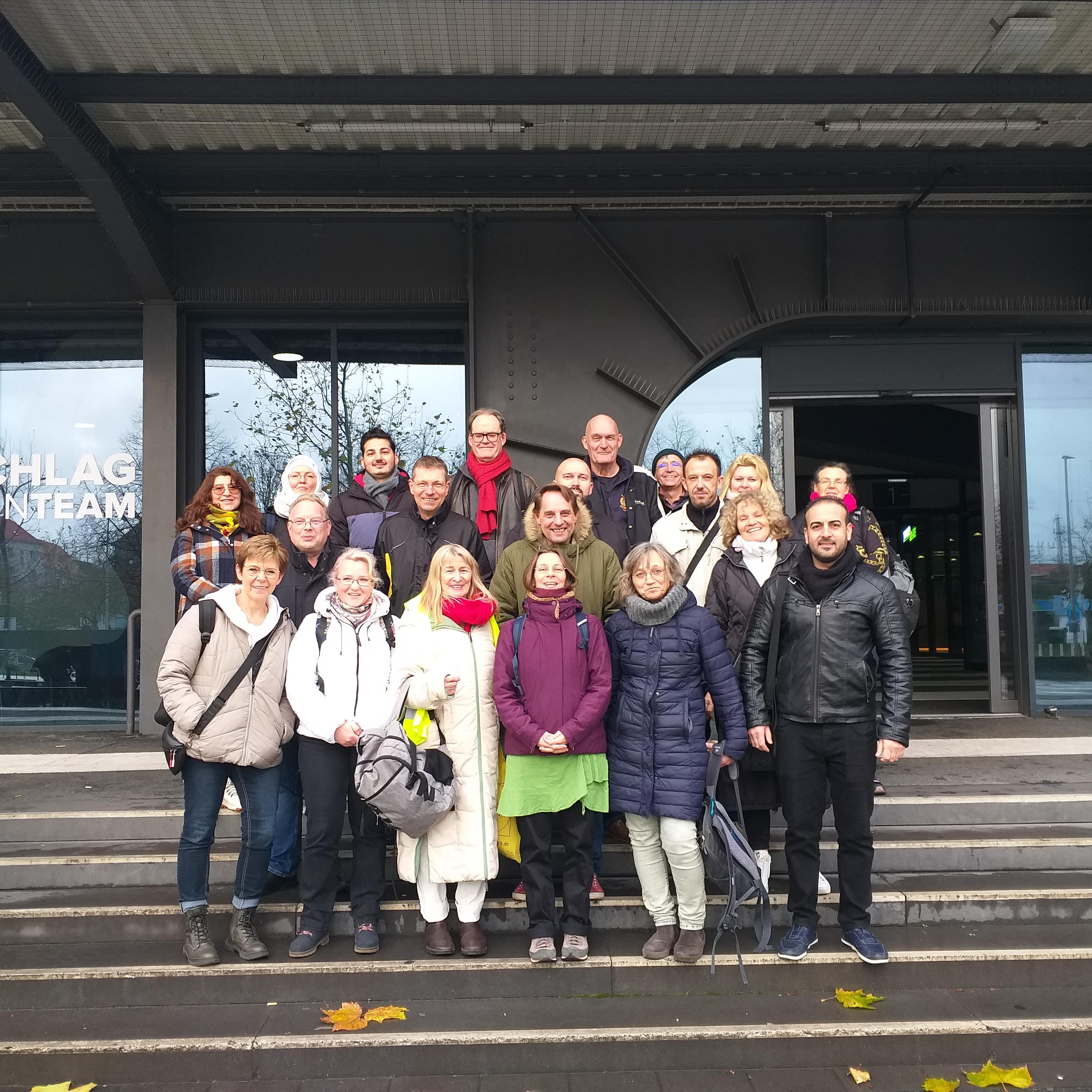 Die Mitarbeiter der Euro-Schulen Hannover stehen auf einer Treppe für ein Gruppenfoto