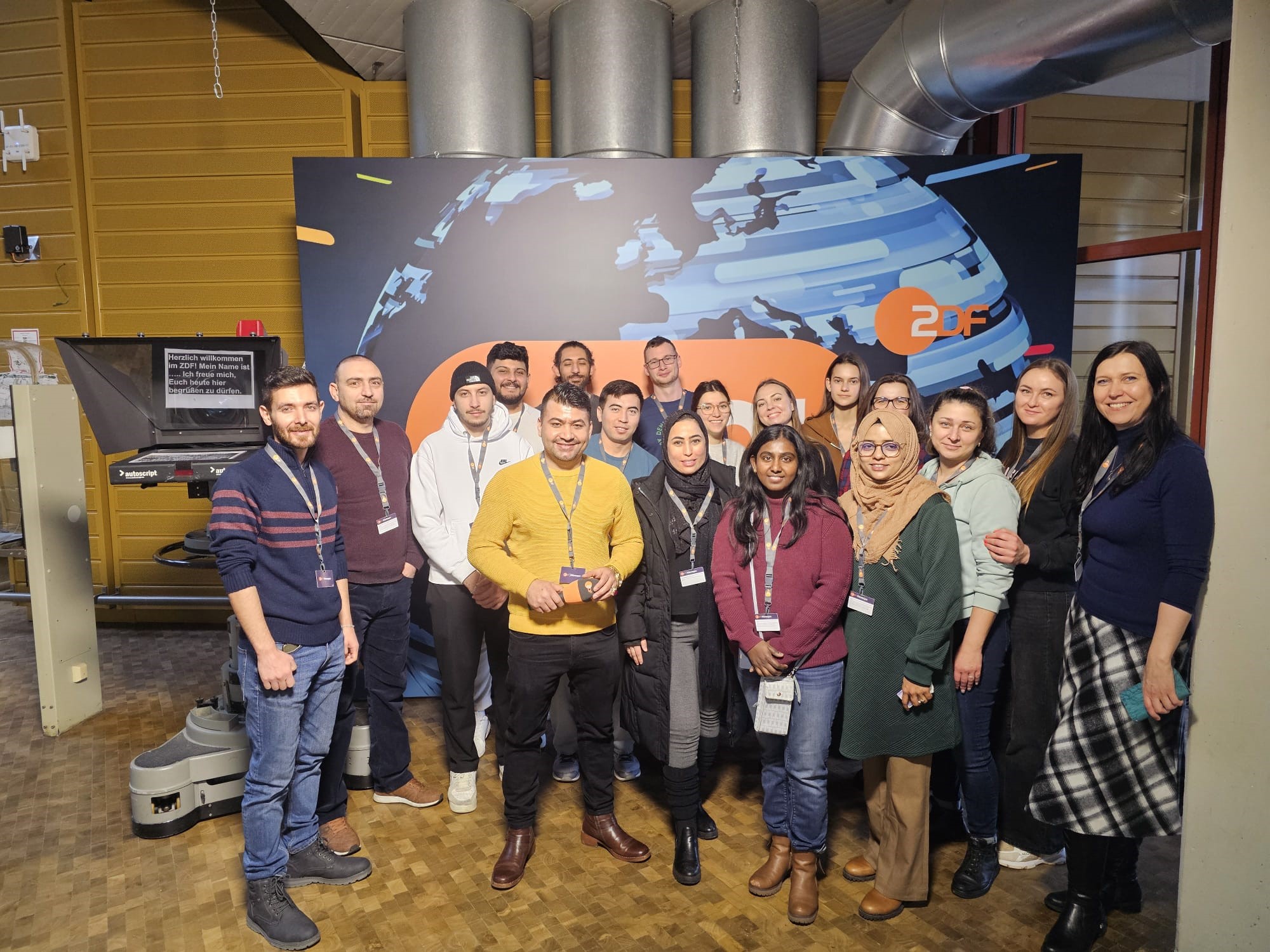 Gruppenbild aller Teilnehmenden beim ZDF-Haupteingang.